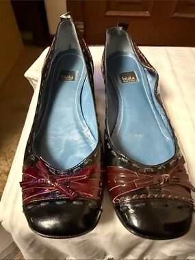 Biala Women's Black and Burgundy Ballet Flats